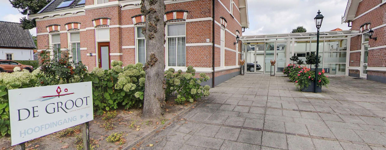 Hoofdingang uitvaartcentrum in Huizen Hoofdingang uitvaartcentrum in regio Hilversum